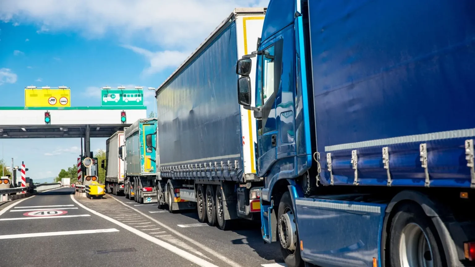 Veja como as lonas de PVC aumentam a segurança e protegem sua carga no transporte rodoviário. Resistente, impermeável e eficiente.