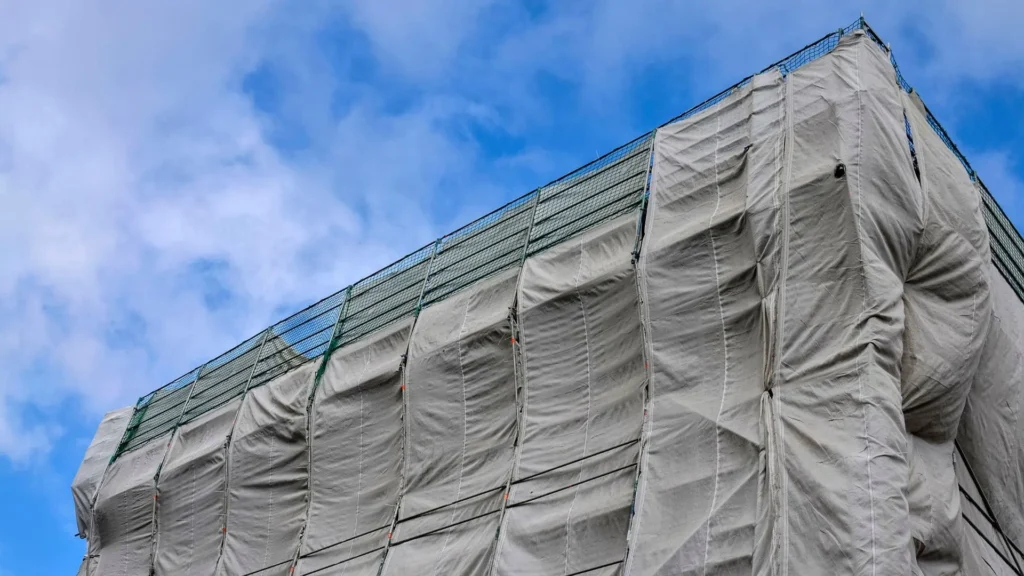 Conheça as vantagens das lonas de PVC na construção civil. Proteção contra intempéries, durabilidade e facilidade de instalação para obras seguras e eficientes.