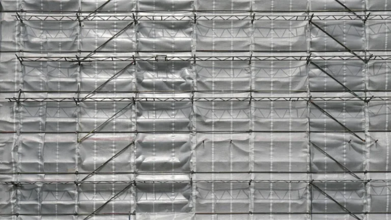 Por Que as Lonas São a Melhor Opção para Coberturas Temporárias em Obras?