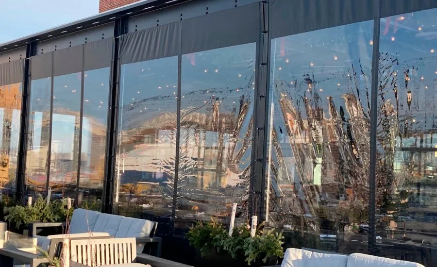 Cortina transparente em uma varanda ou área externa