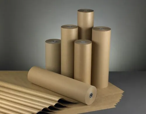Pessoa desenhando moldes de roupas em papel Kraft sobre uma mesa